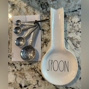 🩷Rae Dunn “spoon” rest AND adorable floral measuring spoon set, Never used